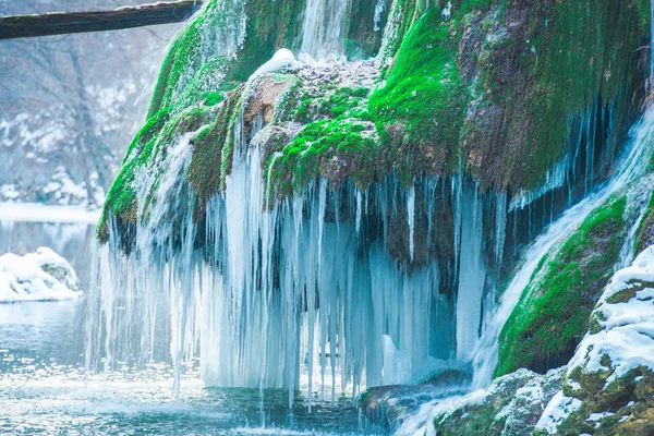 Penhasco Rochoso Com Cachoeira Derretida Com Grama Musgo Verde Icicles — Fotografia de Stock