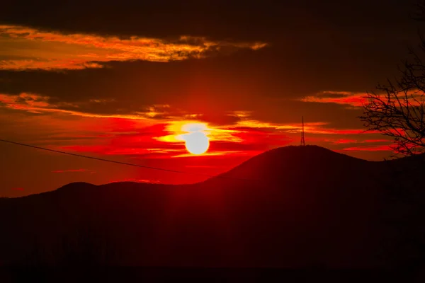 Soleil Rouge Coucher Soleil Ciel Montagnes Silhouette Horizon — Photo