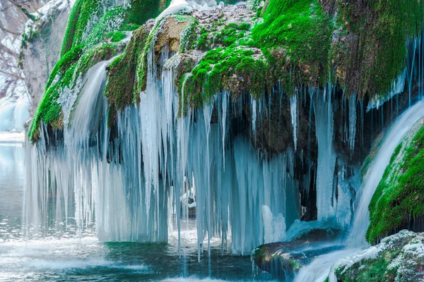 Rocky Cliff Melting Waterfall Green Moss Grass Icicles — Stock Photo, Image