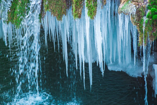 Зимний Сезон Ледяные Сосульки Водопада Над Водой Озера — стоковое фото