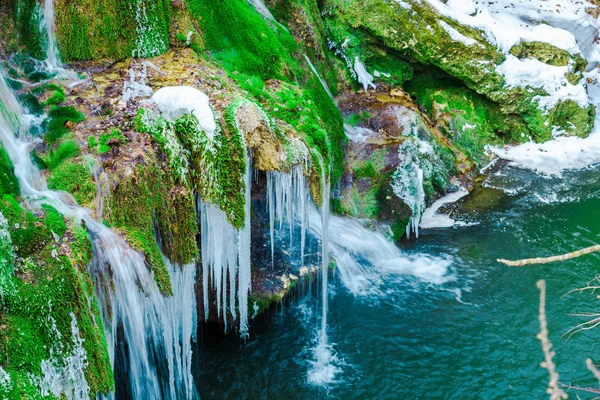 Cachoeira Derretida Com Gelo Congelado Grama Musgo Verde — Fotografia de Stock