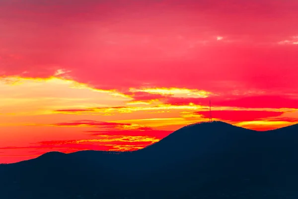 Красный Закат Неба Силуэт Гор Горизонте — стоковое фото