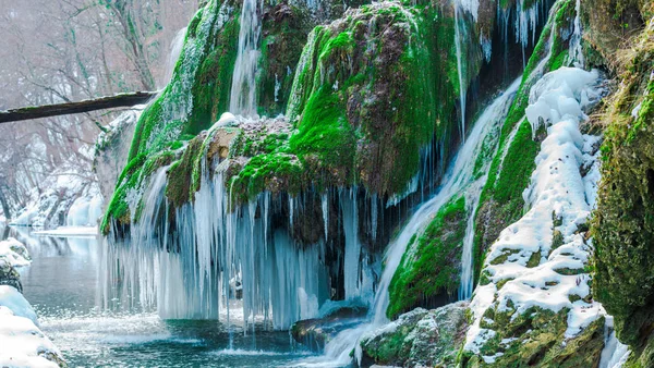 Derretendo Cachoeira Com Grama Musgo Verde Icicles — Fotografia de Stock