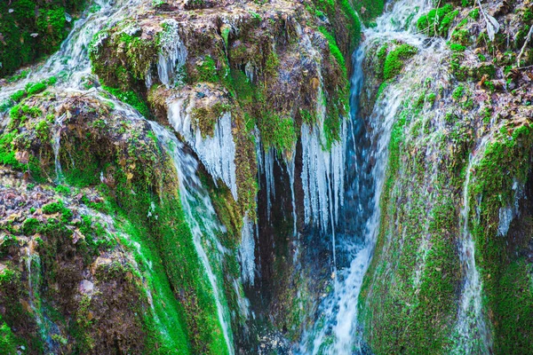 Rocky Cliff Melting Waterfall Green Moss Grass Icicles — Stock Photo, Image