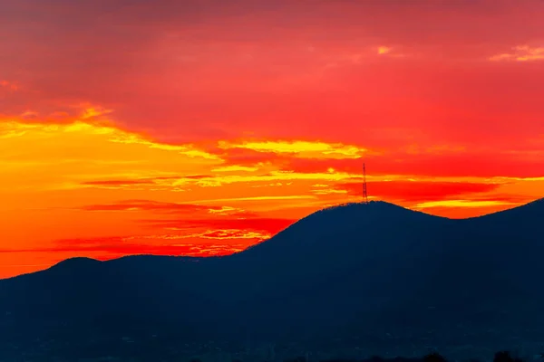 Céu Pôr Sol Vermelho Brilhante Silhueta Montanhas Horizonte — Fotografia de Stock