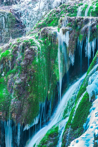 Wintersaison Gefrorene Eiszapfen Von Wasserfall Mit Moos — Stockfoto