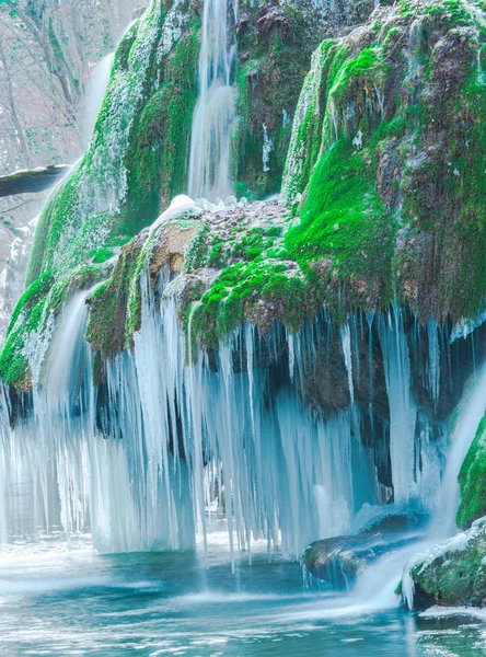 Derretendo Cachoeira Com Grama Musgo Verde Icicles — Fotografia de Stock