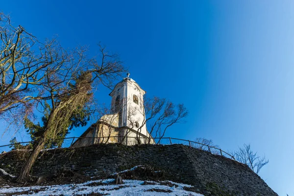 Vieille Église Blanche Avec Fond Bleu Ciel Nuageux — Photo