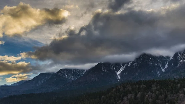 Montagnes Alpines Nuages Sombres Dans Ciel — Photo