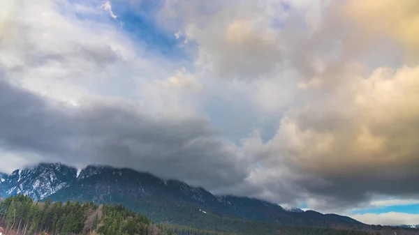 Bewolkte Hemel Boven Prachtige Bergen Zwitserland — Stockfoto