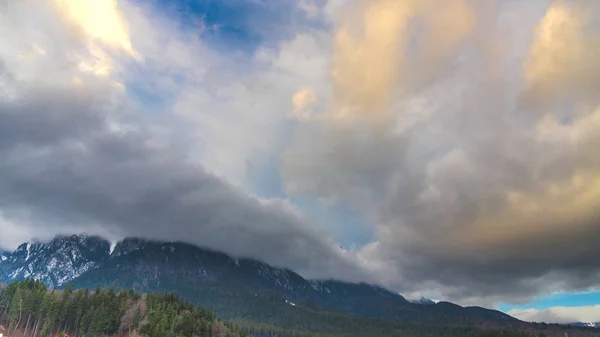 Regenachtige Avond Wolken Prachtige Bergen Van Alpen Zwitserland — Stockfoto