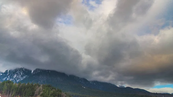 Nuvens Chuvosas Nas Montanhas Paisagem Montanhosa — Fotografia de Stock