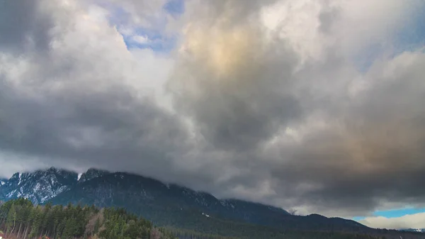 Regenachtige Wolken Bergen Berglandschap — Stockfoto