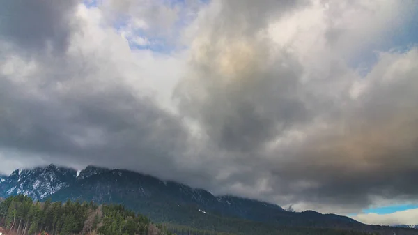 Regenachtige Wolken Bergen Berglandschap — Stockfoto