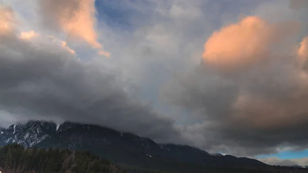 Avonds Zonsondergang Wolken Hemel Boven Prachtige Bergen Van Alpen Avondrood — Stockfoto