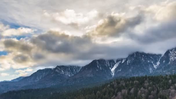 Tempo Voltas Vídeo Nuvens Movimento Acima Das Montanhas — Vídeo de Stock