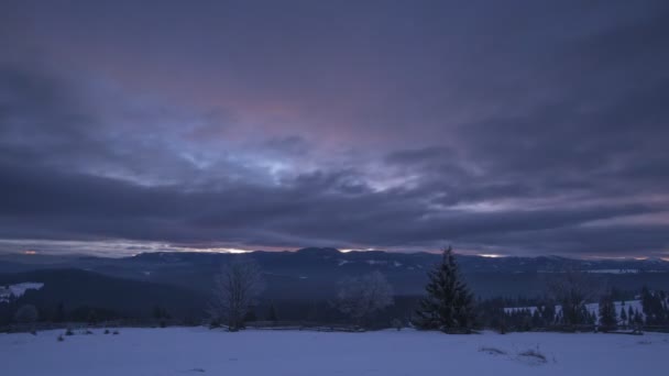 Tempo Voltas Vídeo Nuvens Movimento Acima Das Montanhas Céu Púrpura — Vídeo de Stock