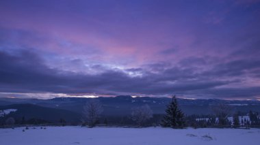 dağlar, kışın akşam koyu mor gökyüzü 
