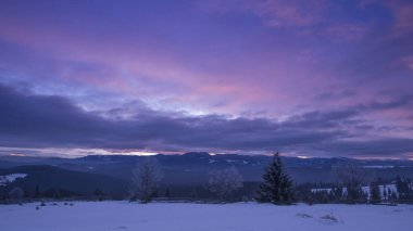 Kışın dağlar, menekşe mor gökyüzü, doğa fotoğrafçılığı