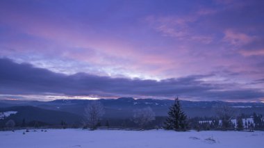 Kışın dağlar, menekşe mor gökyüzü, doğa fotoğrafçılığı