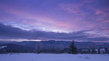 Kışın dağlar, menekşe mor gökyüzü, doğa fotoğrafçılığı