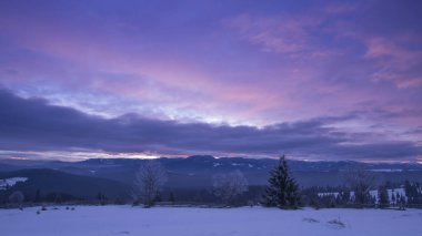 Kışın dağlar, menekşe mor gökyüzü, doğa fotoğrafçılığı