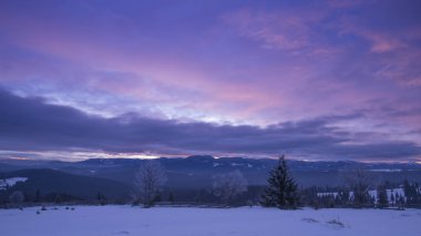 Kışın dağlar, menekşe mor gökyüzü, doğa fotoğrafçılığı