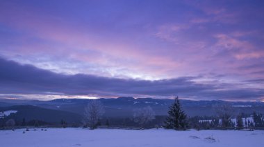 dağlar, menekşe mor gökyüzü ve dağ görünümünde kış