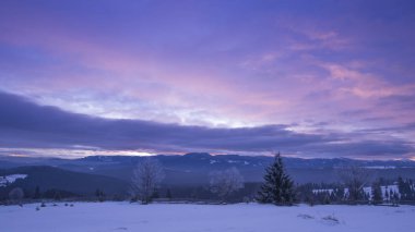 dağlar manzara, gün batımı mor gökyüzü akşam kışın 