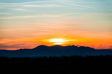görkemli günbatımı gökyüzü ve dağlar siluet ufuk üzerinde  