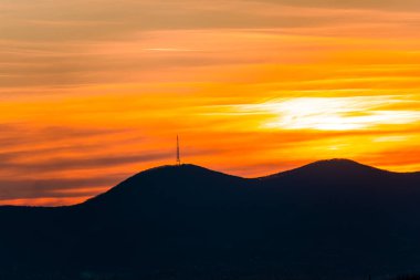 görkemli günbatımı gökyüzü ve güneş, dağlar siluet ufuk üzerinde  