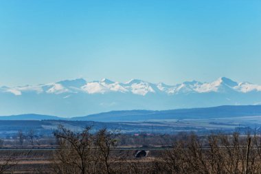kırsal alan manzara ve arka planda dağlar 