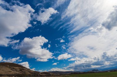gökyüzü beyaz bulutlar ve kırsal manzara