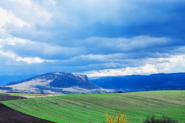 çayır kırsal, doğa manzara ve bulutlu yağmurlu gökyüzü 