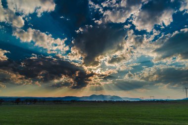 mavi bulutlu gün batımı gökyüzü ve kırsal manzara 