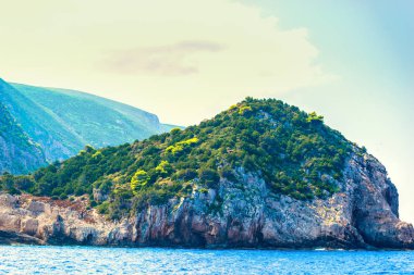 Yunanistan 'da Akdeniz Denizi ile kayalık uçurum.