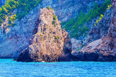 Yunanistan 'da Akdeniz Denizi ile kayalık uçurum.
