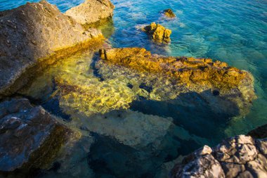 Yunanistan 'da Akdeniz Denizi ile kayalık uçurum.