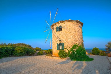 Sahil, Yunanistan eski yel değirmeni.