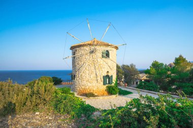 Sahil, Yunanistan eski yel değirmeni.