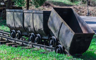 Küçük paslı vagonlar ile parkta eski demiryolu