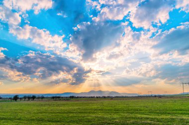mavi bulutlu gün batımı gökyüzü ve kırsal manzara 