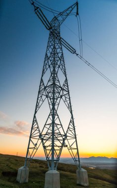 gün batımı gökyüzü ve iletim gerilim kutup