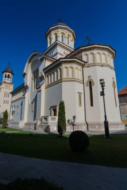 Ağaçlar ve çalılar ile kilise Bahçesi