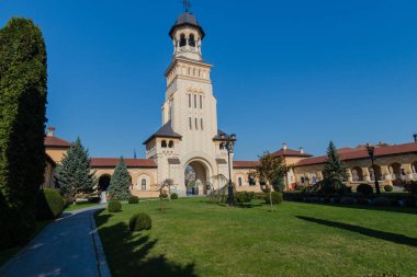 Ağaçlar ve çalılar ile kilise Bahçesi