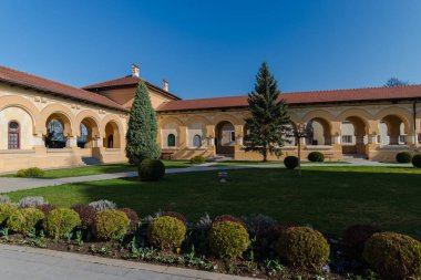 Ağaçlar ve çalılar ile kilise Bahçesi