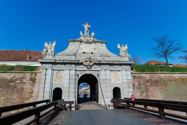 Alba Iulia, Romanya - 28 Mart 2017: Eski Ortaçağ Kalesi'ne giriş, Romanya