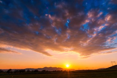 günbatımı gökyüzü ve kırsal manzara 