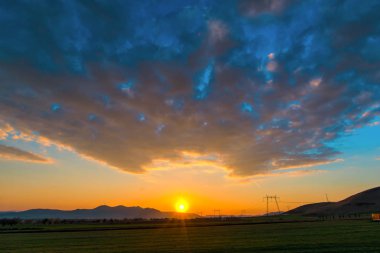 bulutlu gökyüzü günbatımı ve elektrik direkleri kuleleri