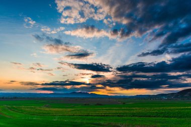 alan üzerinde dramatik günbatımı
